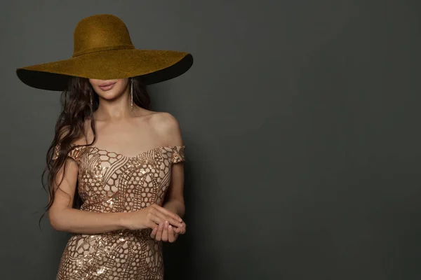Altın Elbise Kahverengi Geniş Kenarlı Şapka Giyen Siyah Üzerine Gülümseyen — Stok fotoğraf