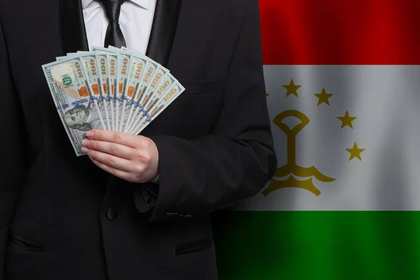 100 Dollar Sedlar Sedlar Handen Mot Tadzjikistans Flagga Bakgrund — Stockfoto