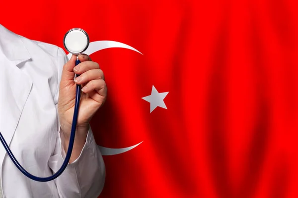 Main Travailleur Médical Turc Avec Stéthoscope Sur Fond Drapeau Turquie — Photo