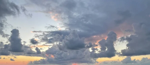 Tramonto Cielo Panorama Con Nuvole Luminose Estate Sera Clima Ambiente — Foto Stock
