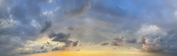 Драматического Цвета Небо Красивым Облаком Восхода Заката Панорамный Облачный Фон — стоковое фото