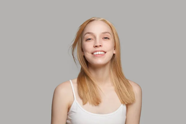 Mutlu Gülümseyen Sarı Saçlı Beyaz Arka Planda Doğal Makyajlı Bir — Stok fotoğraf