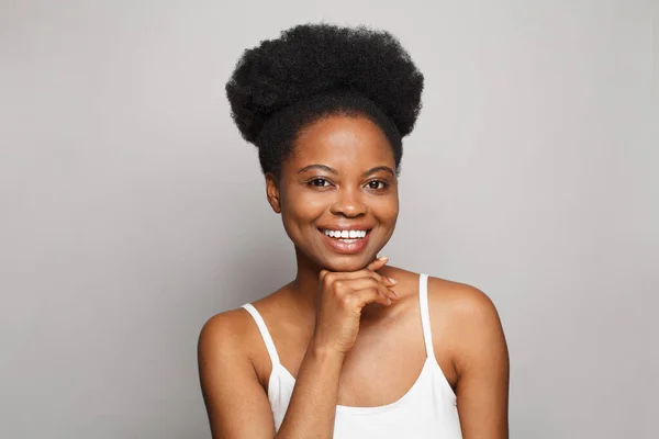 Gezonde Vrouw Met Natuurlijke Make Glimlachen Witte Achtergrond — Stockfoto