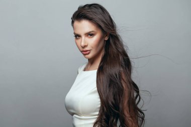 Mükemmel genç bayan esmer, kameraya bakıyor, portre