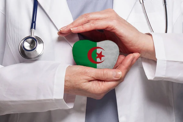 Алжирский Врач Держит Сердце Фоне Флага Алжира Здравоохранение Благотворительность Страхование — стоковое фото