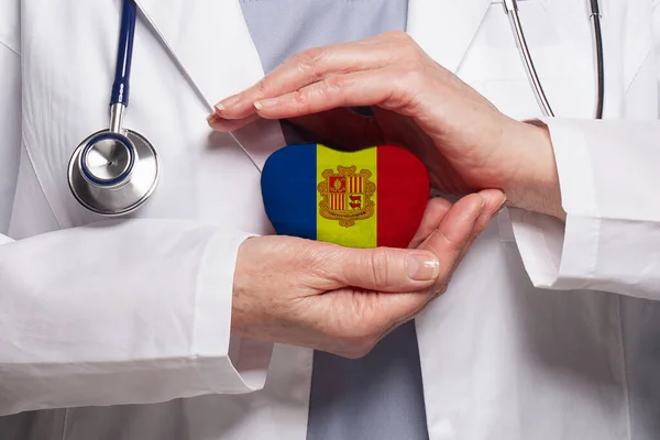 Andorský Lékař Držící Srdce Vlajkou Andorrského Knížectví Zdravotnictví Charita Pojištění — Stock fotografie