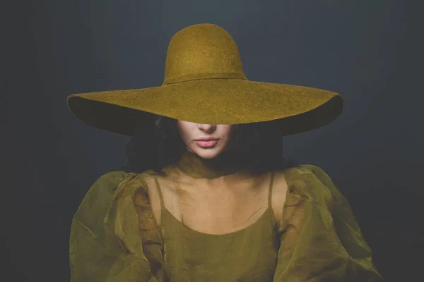 Glamouröse Brünette Trägt Breiten Hut Mit Krempe Auf Schwarzem Hintergrund — Stockfoto
