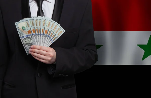 Notas 100 Dólares Americanos Notas Dinheiro Mão Contra Bandeira Síria — Fotografia de Stock