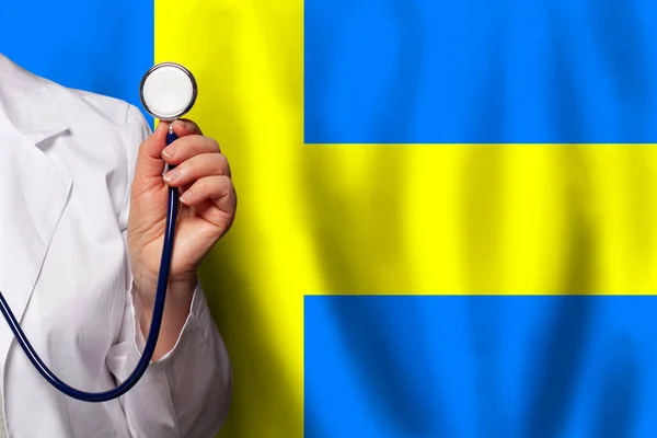 Szwedzka Ręka Pracownika Medycznego Stetoskopem Fladze Szwecji Tle — Zdjęcie stockowe