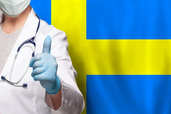 스웨덴 의사의 손에는 스웨덴 국기에 긍정적 몸짓이 — 스톡 사진