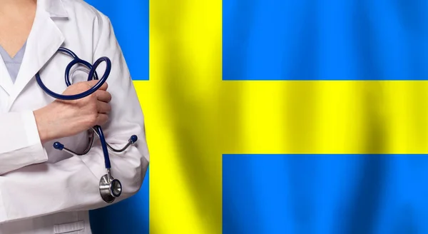Medicina Sueca Concepto Sanitario Doctor Acercamiento Contra Bandera Suecia Fondo —  Fotos de Stock