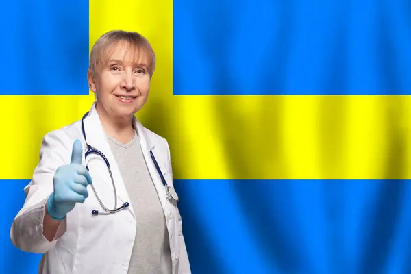 Sueco Sonriente Maduro Médico Mujer Sosteniendo Estetoscopio Bandera Suecia Fondo —  Fotos de Stock
