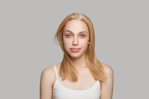 Ελκυστική Νεαρή Γυναίκα Ξανθό Χτένισμα Και Φυσικό Μακιγιάζ Κοιτάζοντας Κάμερα — Φωτογραφία Αρχείου