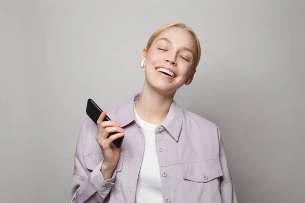 Glückliche Junge Frau Mit Smartphone Auf Weißem Hintergrund Erstaunliche Anwendung — Stockfoto