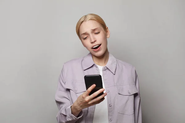 Junge Überraschte Frau Benutzt Smartphone Und Sendet Nachricht Über Weißem — Stockfoto