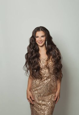 Makyajlı, esmer, güzel ve beyaz stüdyo arka planında uzun siyah dalgalı saç stili olan güzel bir kadın.