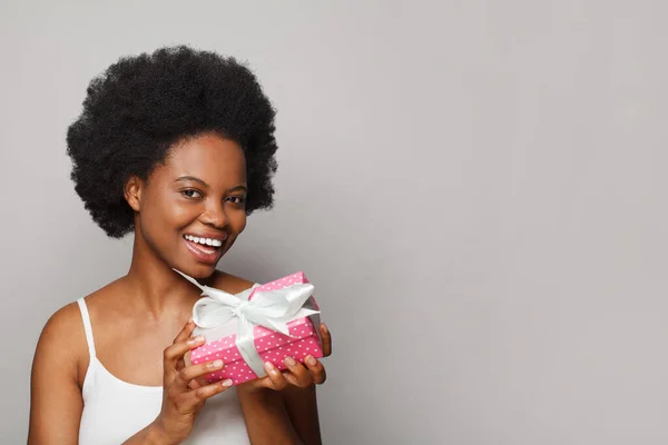 Счастливая Молодая Женщина Улыбается Показывает Розовую Подарочную Коробку Белом Фоне — стоковое фото