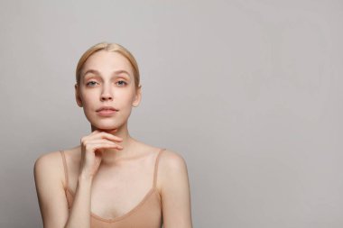 Şirin bir kadın yüzü, stüdyo resmi. Yüz bakımı, kozmetoloji, cilt bakımı ve güzellik konsepti