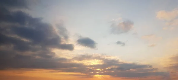 日の出と日没の時間に雲と劇的なパノラマの空 パノラマの雲景の背景 — ストック写真