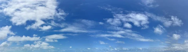 Панорама Голубого Неба Белыми Кучевыми Облаками Заднем Плане — стоковое фото
