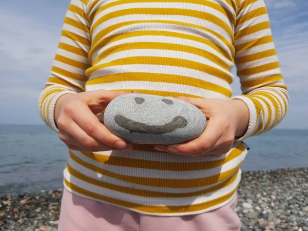 Plaża Kamień Żwirowy Rękach Dziecka — Zdjęcie stockowe