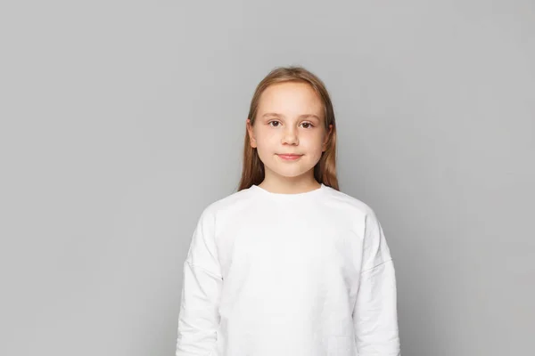 Κοντινό Πλάνο Στούντιο Πορτρέτο Του Ευτυχισμένου Αξιολάτρευτο Κορίτσι Παιδί Λευκό — Φωτογραφία Αρχείου