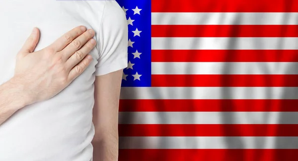 Pessoa Americana Com Mão Coração Fundo Bandeira Dos Eua Patriotismo — Fotografia de Stock