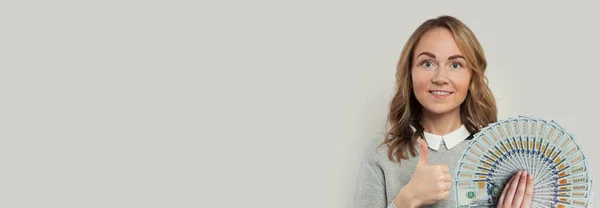 Carino Donna Mostrando Pollice Sorridente Con Fan Soldi Contro Sfondo — Foto Stock