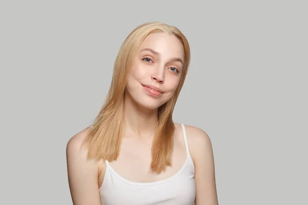 Sarışın Uzun Sarı Saçlı Beyaz Tenli Güzel Bir Kadın — Stok fotoğraf