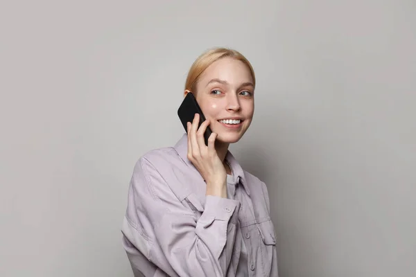 Lächelnde Studentin Lässiger Kleidung Telefoniert Vor Weißem Studiowand Banner — Stockfoto