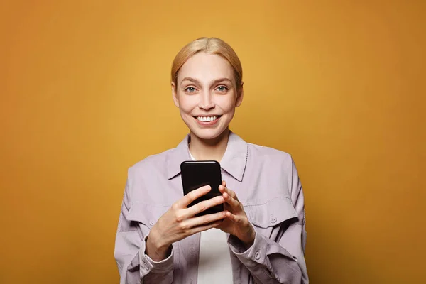 Feliz Mujer Complacido Mensajes Texto Teléfono Vivo Amarillo Fondo Pared — Foto de Stock