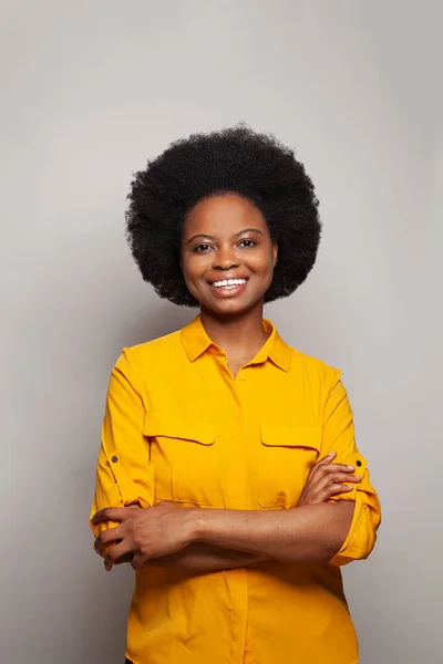 Vriendelijk Vrolijk Aantrekkelijk Afrikaans Amerikaans Jong 25S Vrouw Glimlachen Aangenaam — Stockfoto