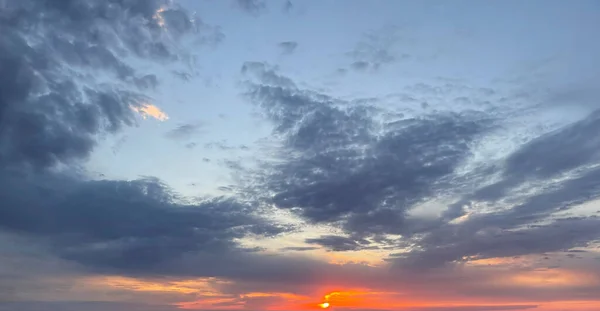 Cielo Amplio Panorama Con Puesta Sol Nubes Paisaje Nuboso Horizontal — Foto de Stock