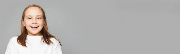 Χαριτωμένο Χαρούμενο Παιχνιδιάρικο Μαθητριούλα Που Ποζάρει Λευκό Φόντο Πανό Κοντινό — Φωτογραφία Αρχείου