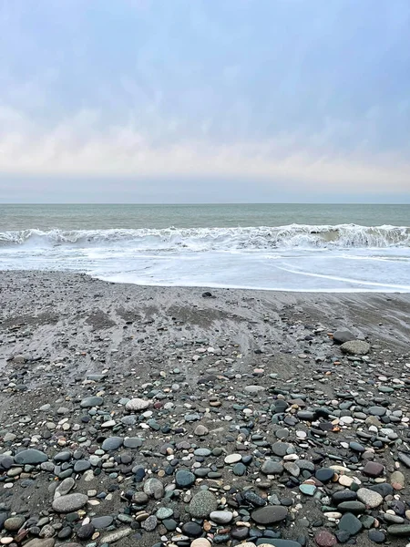 黒い石 海と曇りの空 — ストック写真