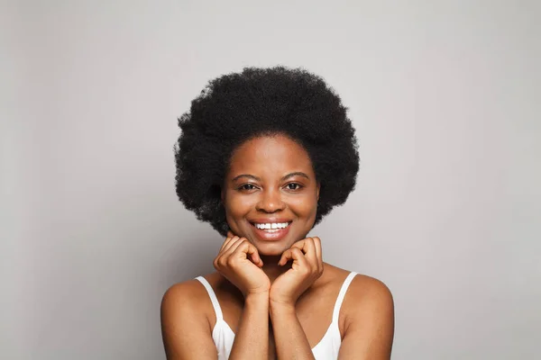 Laughing Smiling Model Woman Dark Clean Fresh Smooth Skin Portrait — Stockfoto