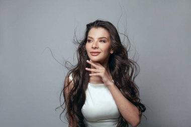 Uzun saç stili olan mükemmel çekici bir kadın. Güzel esmer portre