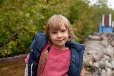 Parktaki gülümseyen çocuk portresi