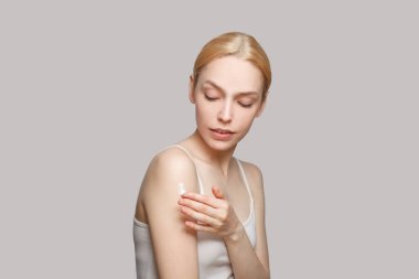 güzel bir kadın omzunda krem uygulamak