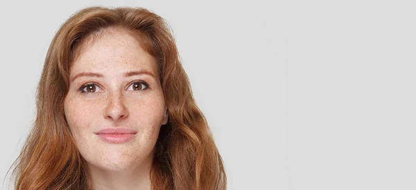 Ganska Riktigt Ung Rödhårig Kvinna Vacker Ansikte Närbild Porträtt Mot — Stockfoto