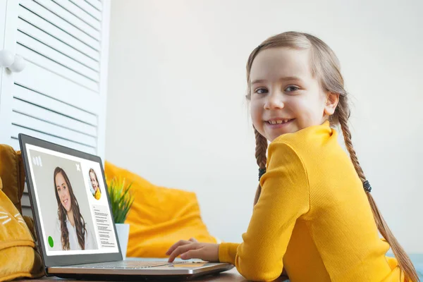 Student Edukacja Nauka Zdalna Szczęśliwą Dziewczynką Domu Pomocą Laptopa Komputer — Zdjęcie stockowe