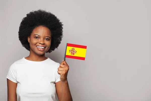 スペインの教育 ビジネス 市民権と愛国心の概念の旗を保持するスペインの女性 — ストック写真