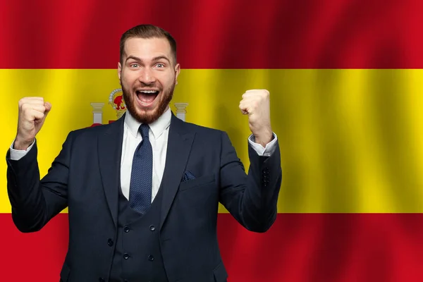 以西班牙国旗 学位和公民身份概念为背景的西班牙快乐商人 — 图库照片