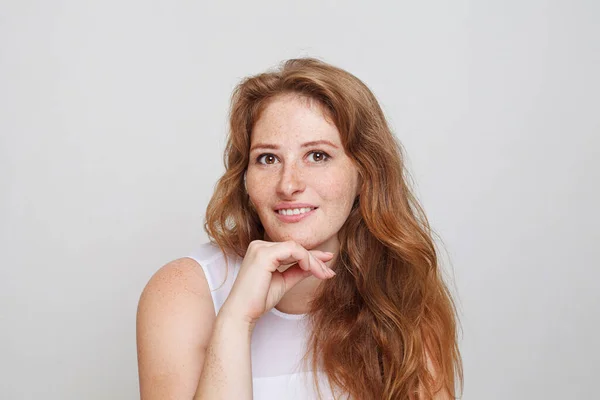 Glad Vacker Rödhårig Kvinna Ler Vidrör Perfekt Ren Hud Ansiktet — Stockfoto