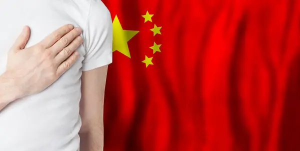 Chinois Avec Main Sur Cœur Sur Fond Drapeau Chine Patriotisme — Photo