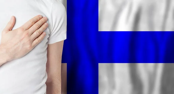 Finsk Person Med Handen Hjärtat Finlands Flagga Patriotism Land Nationell — Stockfoto