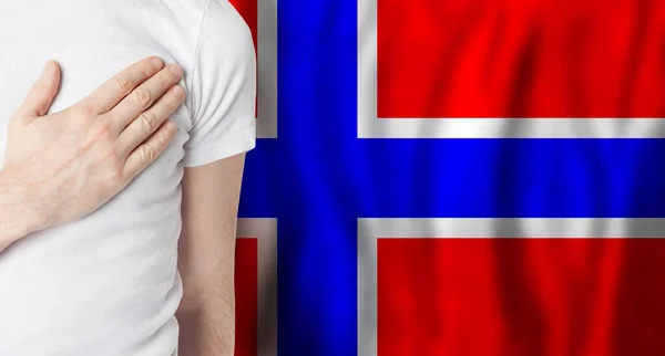 ノルウェーの国旗を背景に ノルウェー人の心に手をつないでいる 愛国心 誇りの概念 — ストック写真