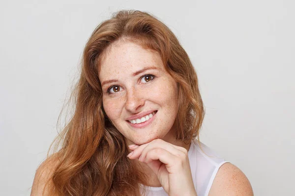 Uzun Kızıl Saçlı Beyaz Arka Planda Sevimli Gülüşü Olan Güzel — Stok fotoğraf