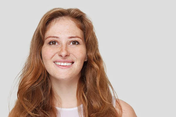 Vilket Vackert Kvinnligt Ansikte Rödhårig Kvinna Med Lång Frisyr Studioporträtt — Stockfoto