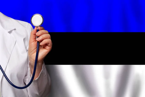 Estonya Bayrağının Arka Planında Steteskopla Estonya Doktorunun Eli Tıp Klinik — Stok fotoğraf